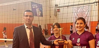 Çanakçı Ortaokulu, Yıldız Kızlar Voleybol Turnuvasının Şampiyonu Oldu