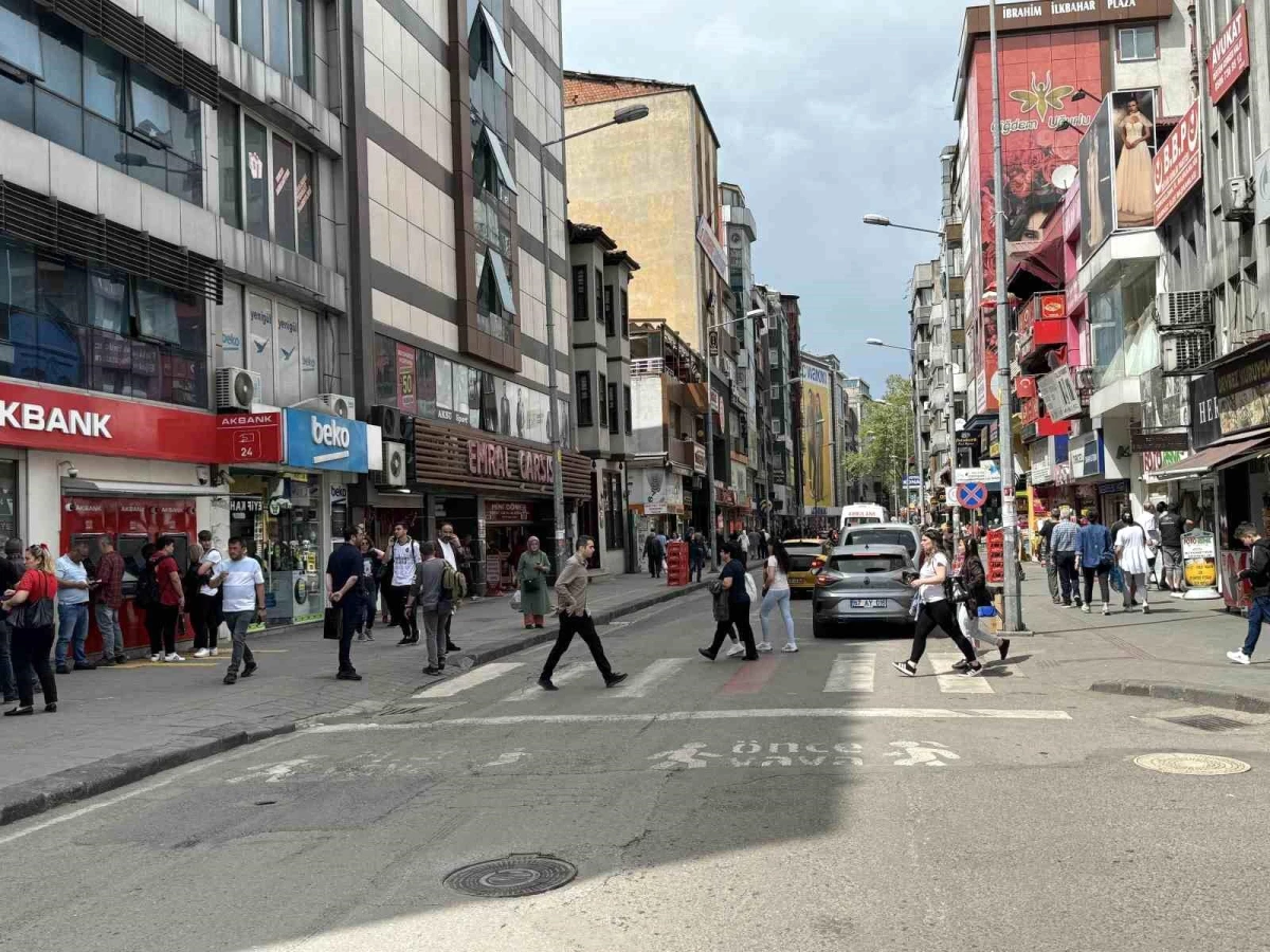 Zonguldak\'ta Sıcak Havada Vatandaşlar Cadde ve Sahillere Akın Etti