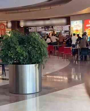 Siparişi değiştirmeyi reddeden restoran çalışanını dövdüler Siparişi değiştirmeyi reddeden restoran çalışanını dövdüler