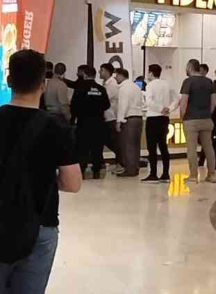 Siparişi değiştirmeyi reddeden restoran çalışanını dövdüler Siparişi değiştirmeyi reddeden restoran çalışanını dövdüler