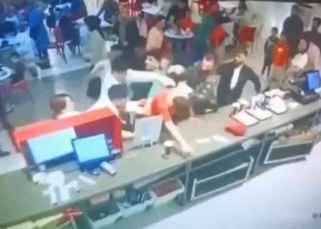 Siparişi değiştirmeyi reddeden restoran çalışanını dövdüler Siparişi değiştirmeyi reddeden restoran çalışanını dövdüler