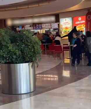 Siparişi değiştirmeyi reddeden restoran çalışanını dövdüler Siparişi değiştirmeyi reddeden restoran çalışanını dövdüler