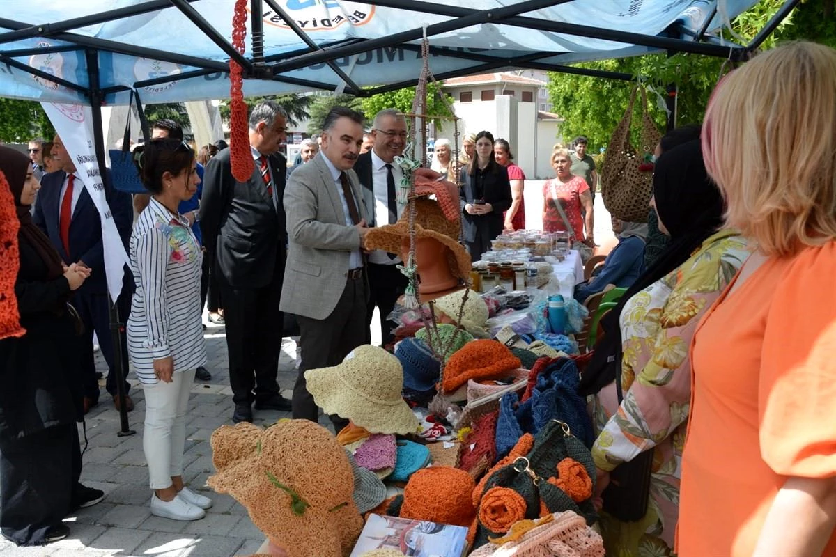 Edremit Sosyal Dayanışma Merkezi\'nde Kadın Kursiyerlerin Ürünleri Sergilendi