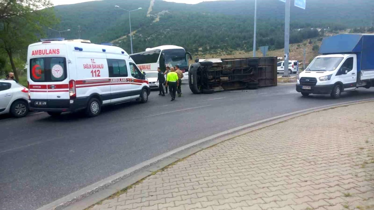 Muğla\'da kamyonet virajı alamayarak yan yattı, 2 kişi yaralandı