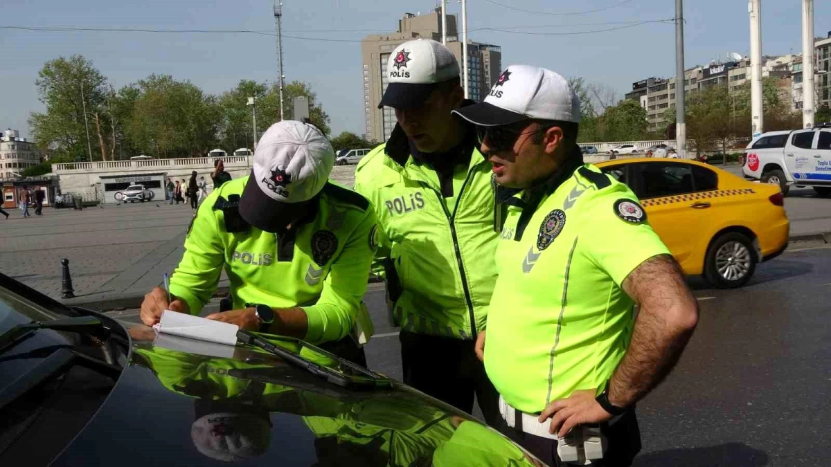 Taksim Meydanı\'nda Ticari Taksilere Denetim Yapıldı