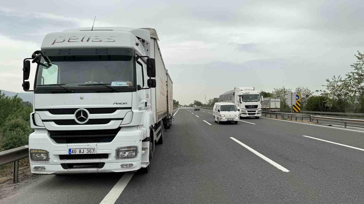 Anadolu Otoyolu Sakarya Geçişinde Kaza: Kamyonet Tıra Çarptı, Mobilya Malzemeleri Otoyola Savruldu