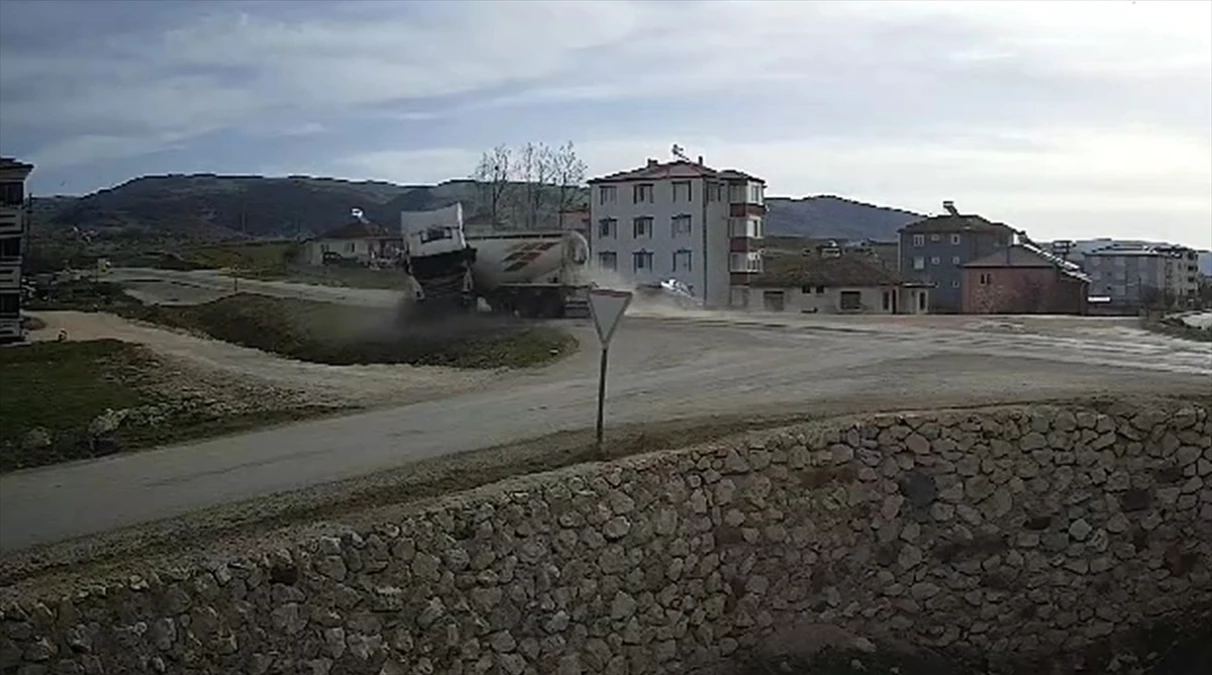 Tokat\'ta beton mikseri ile otomobil çarpışması: 4 yaralı