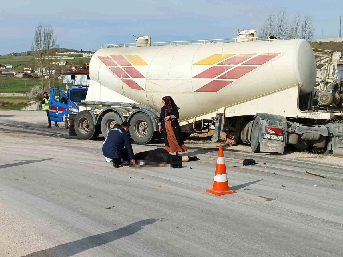 Tokat\'ta beton mikseri ile otomobilin çarpışması sonucu 4 kişi yaralandı