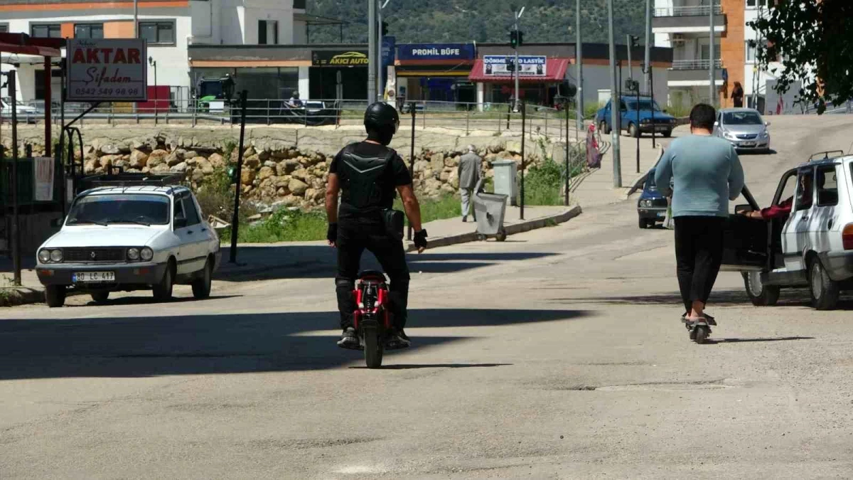 Fekeli maden işçisi Harun Karaca, elektrikli tek teker ulaşım aracıyla Adana\'yı geziyor