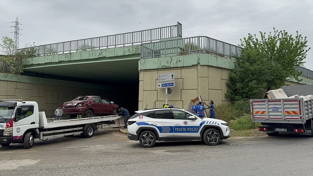 Tuzla\'da Üst Geçitten Caddeye Düşen Otomobilin Sürücüsü Yaralandı