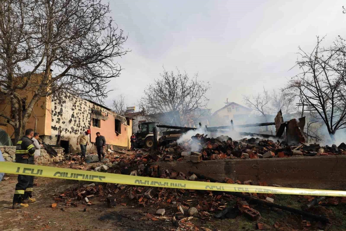 Çankırı Valisi Mustafa Fırat Taşolar, Yapraklı ilçesindeki yangın sonrası incelemelerde bulundu