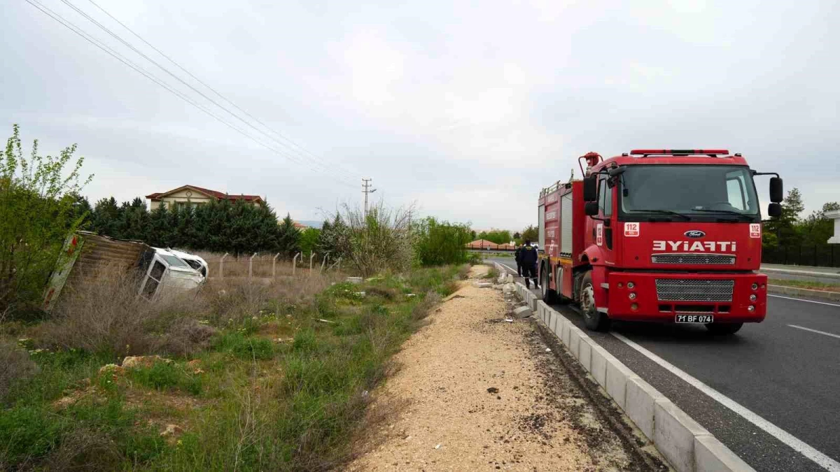 Kırıkkale\'de Kamyonet Takla Attı: 3 Yaralı
