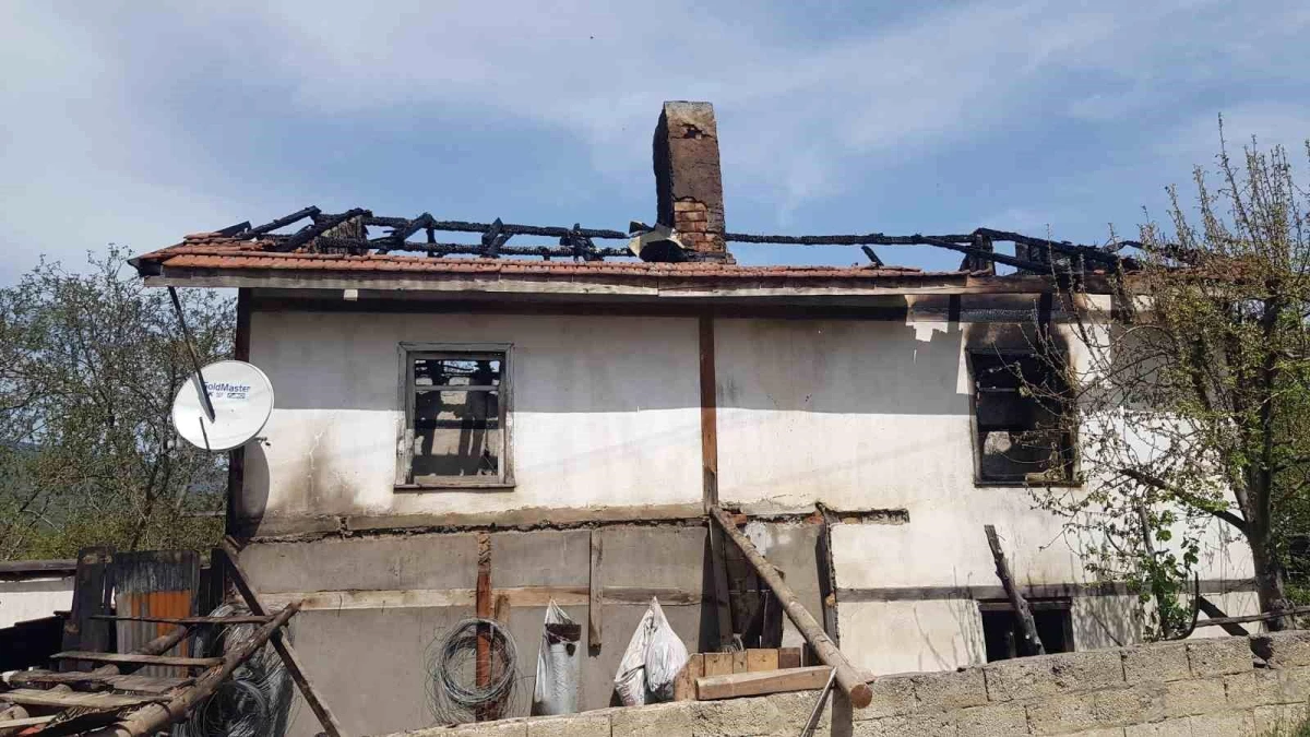 Karabük\'te çıkan yangında ev beton yığınına döndü