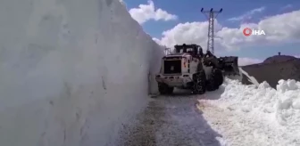 Yüksekova'da 5 metreyi bulan karda yol açma çalışması