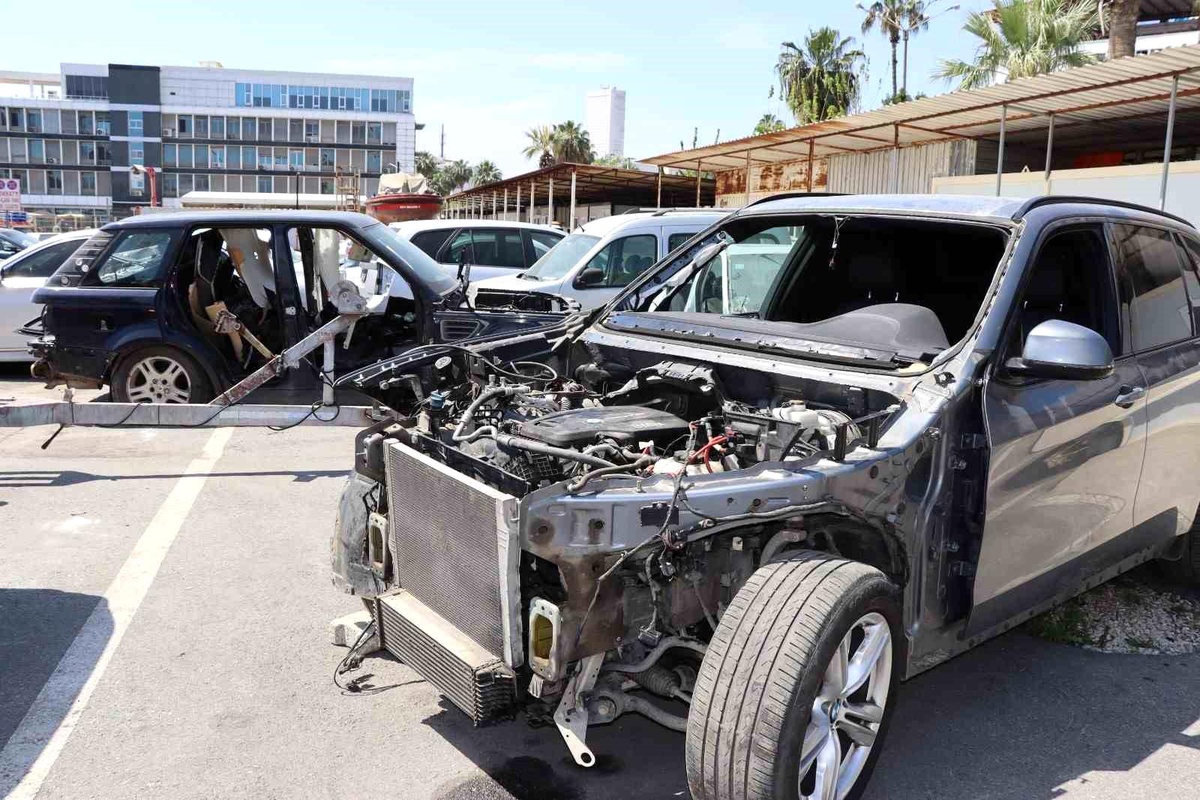 Mersin\'de 10 Milyon TL Değerindeki Lüks Araçlar Ele Geçirildi