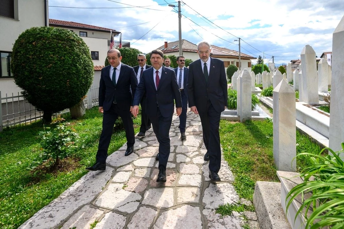 Adalet Bakanı Yılmaz Tunç, Bosna Hersek\'in ilk Cumhurbaşkanı Aliya İzzetbegoviç\'in kabrini ziyaret etti