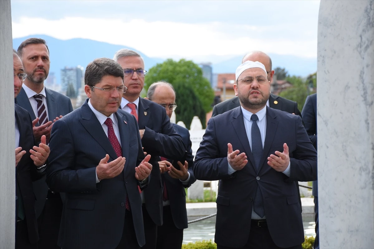 Adalet Bakanı Yılmaz Tunç, Saraybosna\'daki Kovaçi Şehitliği\'ni ziyaret etti