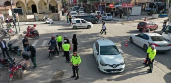 Adıyaman'da trafik polisleri motosiklet sürücülerini kask takmaları konusunda uyardı