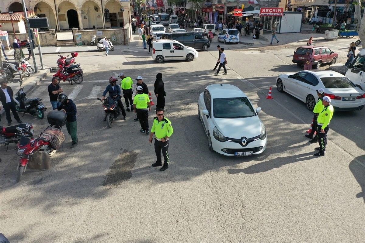 Adıyaman\'da trafik polisleri motosiklet sürücülerini kask takmaları konusunda uyardı