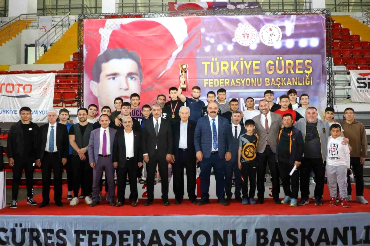 Sivas\'ta düzenlenen U15 Erkekler Serbest Güreş Türkiye Şampiyonası sona erdi