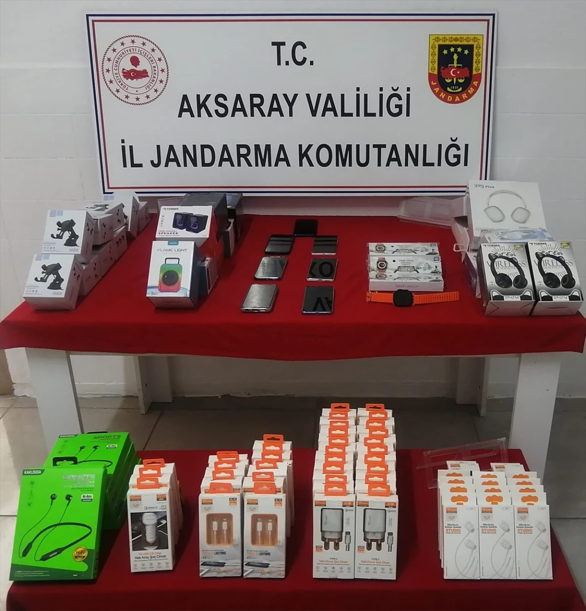 Aksaray\'da gümrük kaçağı 7 telefon ve 6 akıllı saat ele geçirildi, 1 şüpheli gözaltına alındı