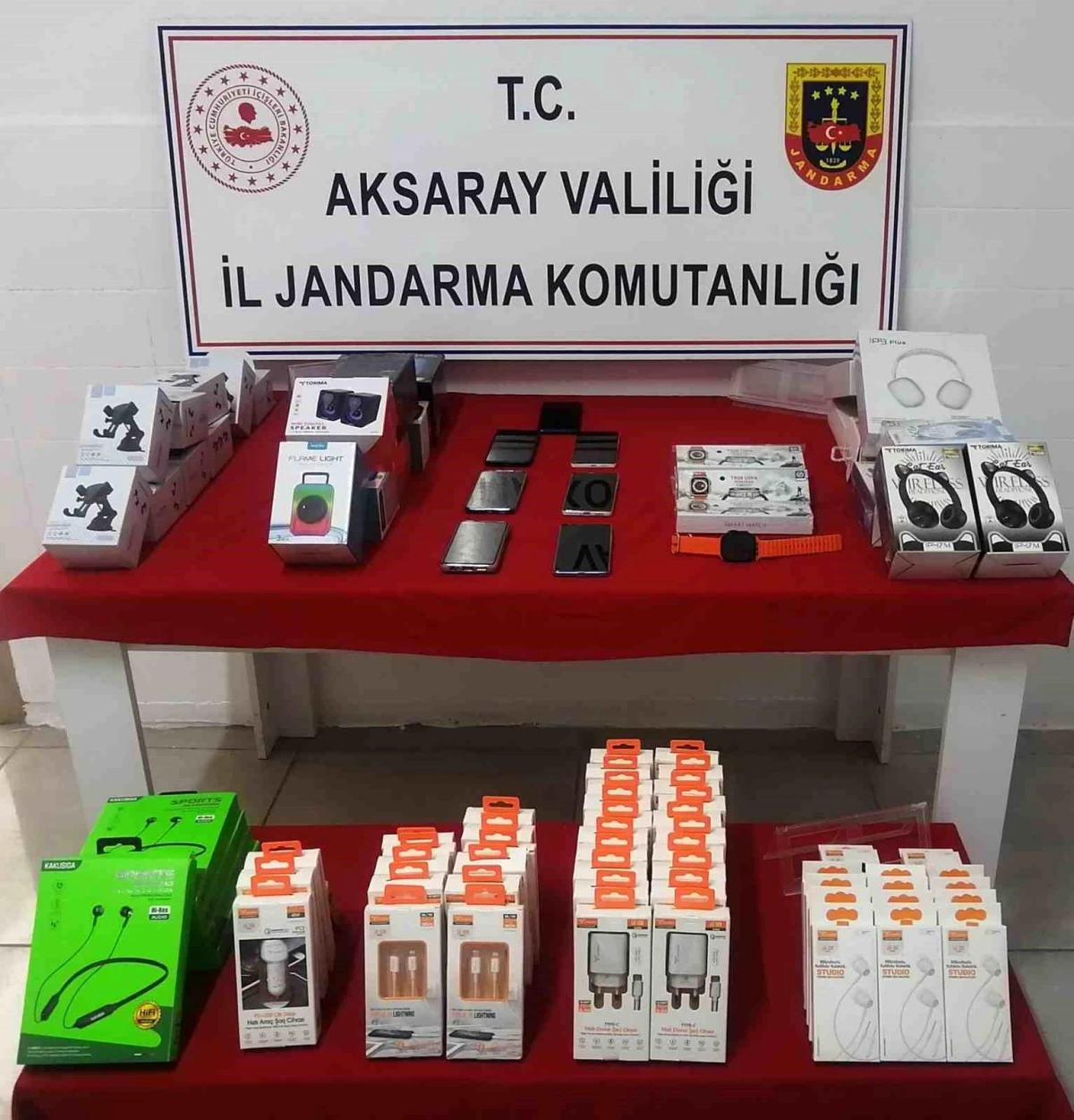 Aksaray\'da kaçak cep telefonu aparatlarını satan iş yerine operasyon düzenlendi