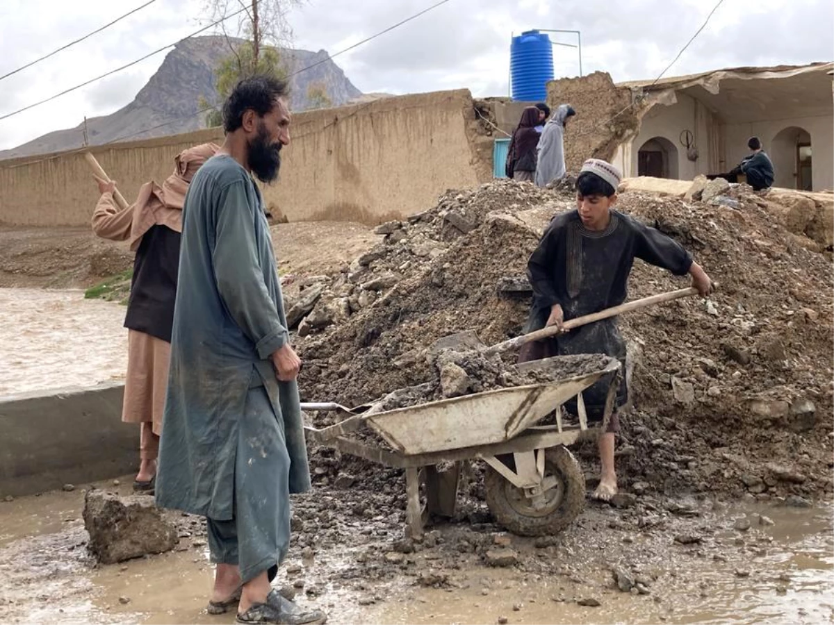 Afganistan\'da Şiddetli Yağışlar ve Sel Felaketi: 70 Ölü, 50\'den Fazla Yaralı