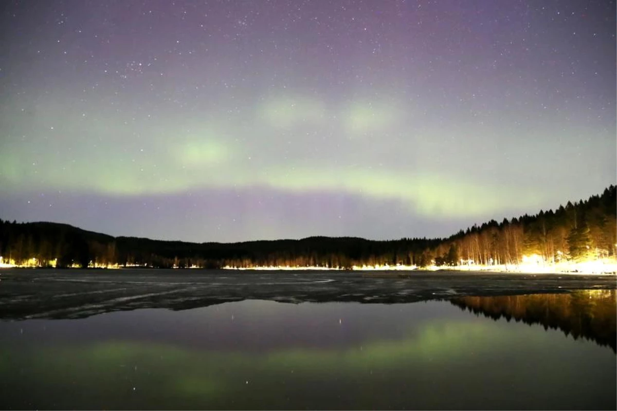 Norveç\'teki Sognsvann Gölü\'nde Kuzey Işıkları Şöleni