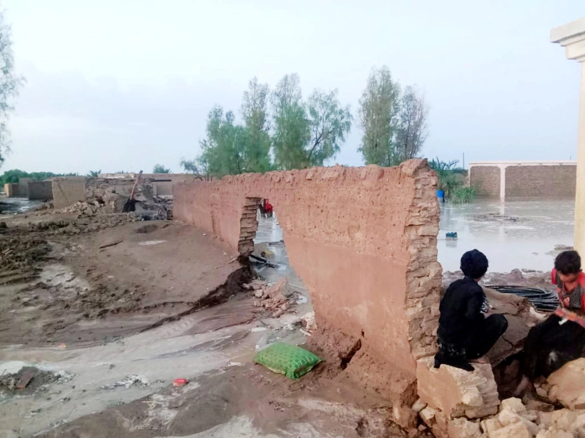 Pakistan\'da Şiddetli Yağışlar ve Yıldırım Düşmesi Sonucu 71 Kişi Hayatını Kaybetti