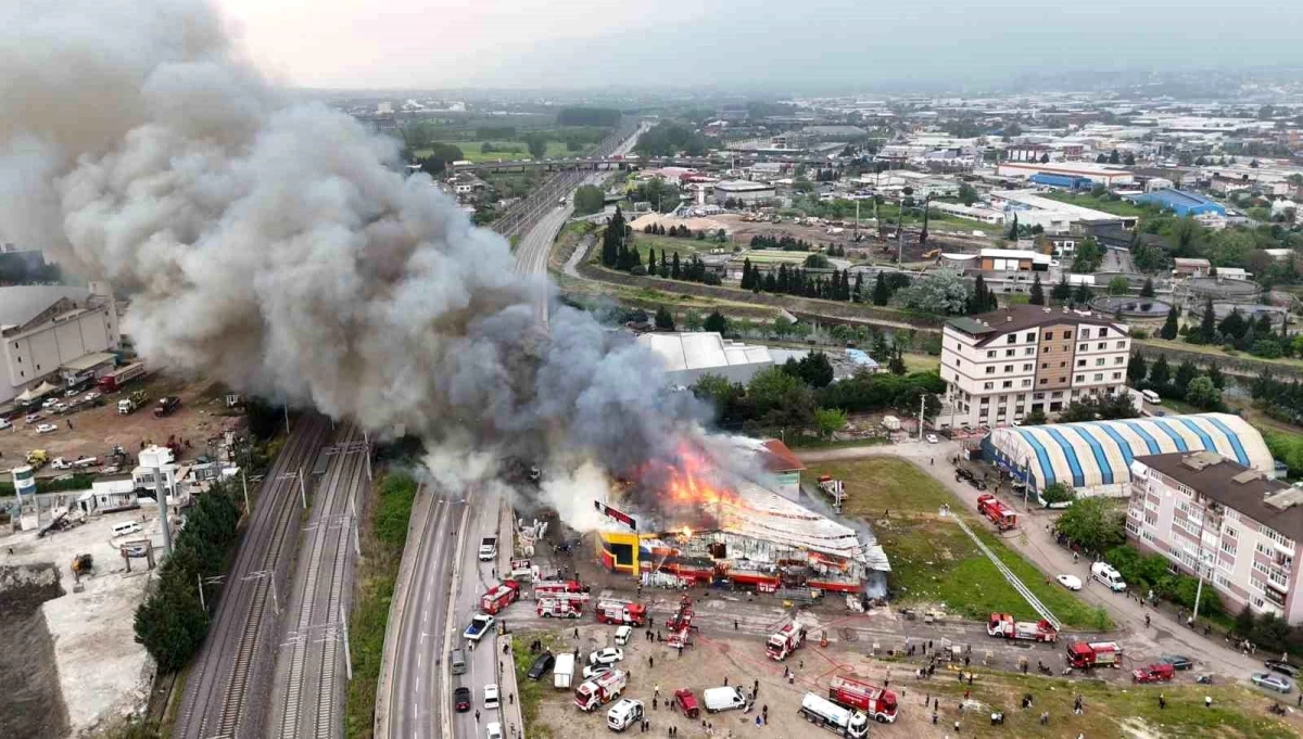 İzmit\'te market yangınında 34 araç, 84 personel müdahale ediyor