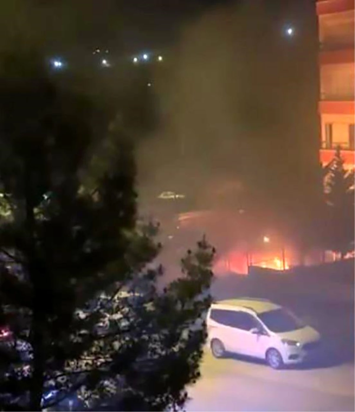 Ankara\'da Otomobil Yangını İtfaiye Tarafından Söndürüldü
