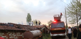 Amasya'nın Taşova ilçesindeki bir evin bahçesinde çıkan yangın söndürüldü