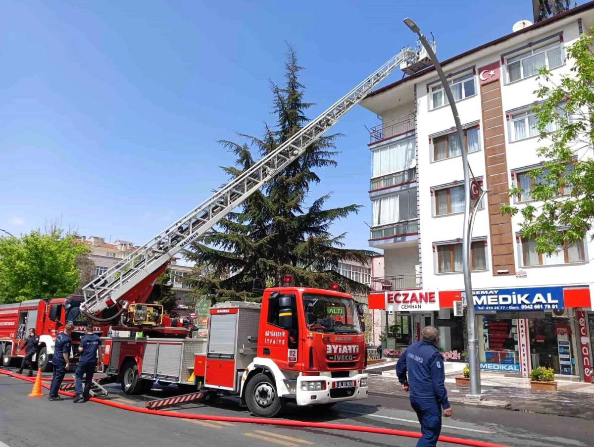 Ankara\'da bir apartmanın çatısında çıkan yangın kontrol altına alındı