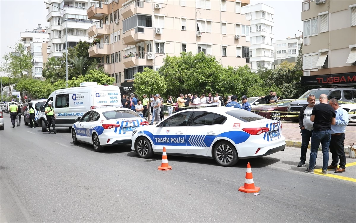 Antalya\'da otomobilin çarptığı işçi hayatını kaybetti