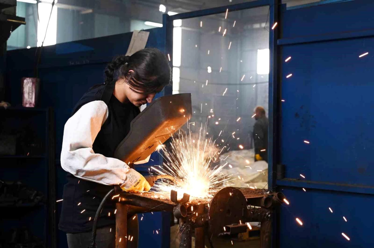 Antalya OSB\'de Kadın İstihdamını Artırmak İçin Çelik Kaynakçılığı Kursu Başlatıldı