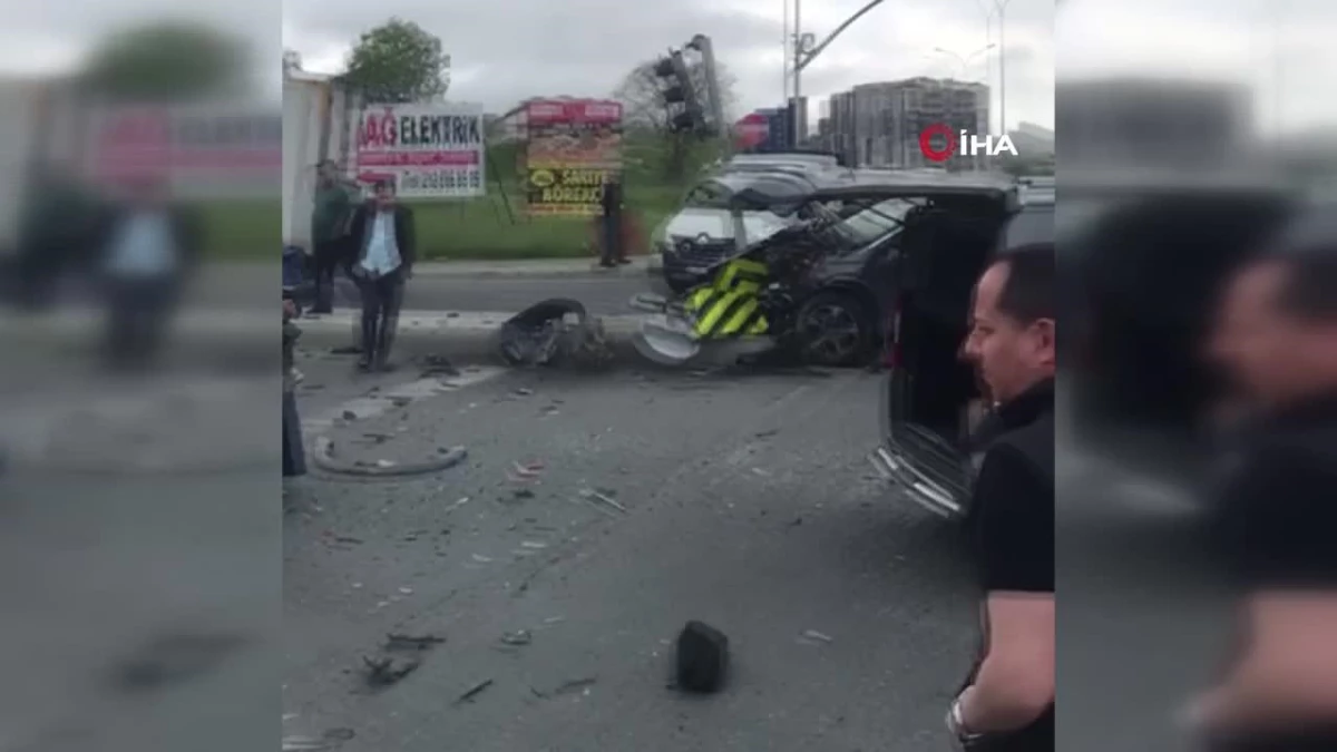 Arnavutköy\'de iki otomobilin çarpıştığı kaza kamerada