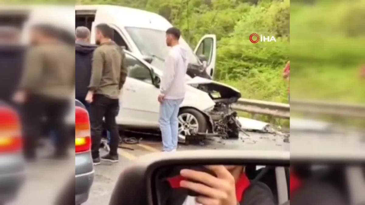 Arnavutköy\'de minibüs ile otomobil kafa kafaya çarpıştı: 1 ölü, 7 yaralı
