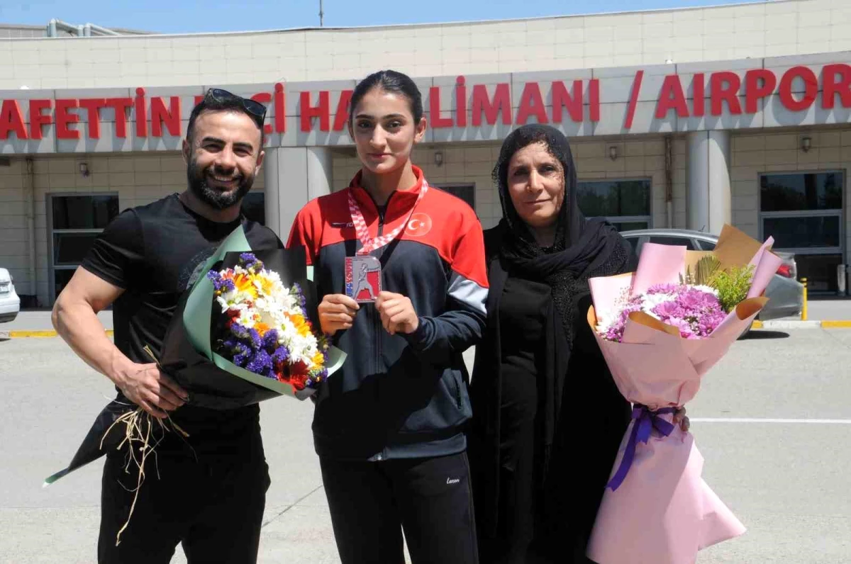 Gençler Avrupa Boks Şampiyonası\'nda 3. olan Pınar Benek Şırnak\'a döndü