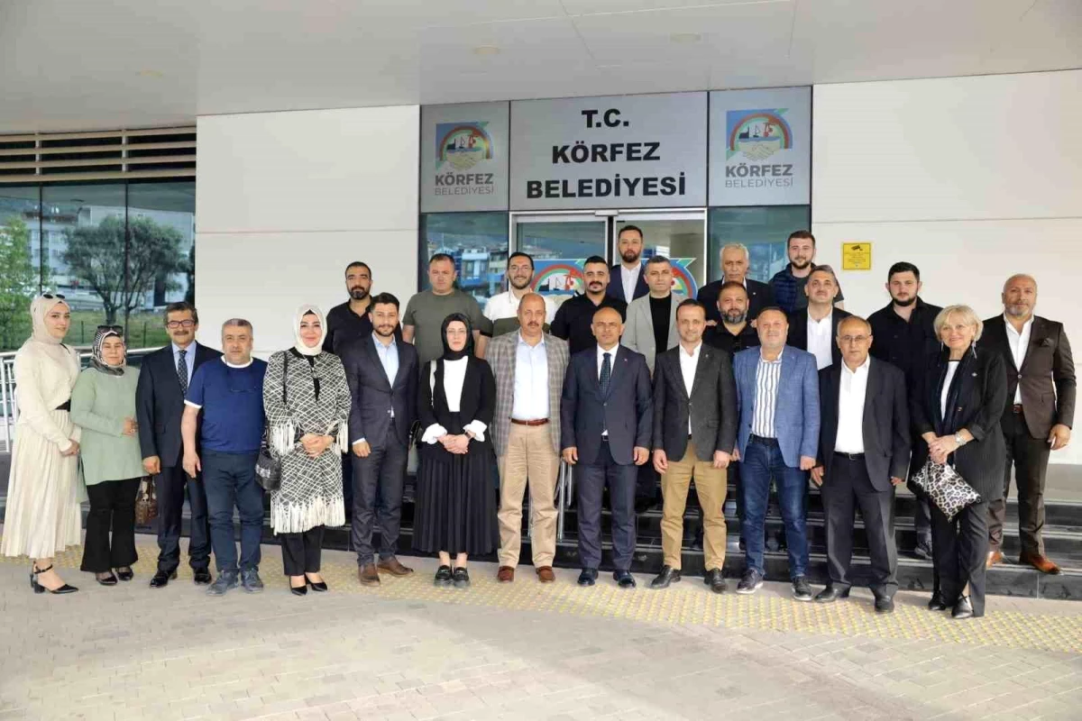 AK Parti ve MHP İlçe Teşkilatları Körfez Belediye Başkanı Şener Söğüt\'e Hayırlı Olsun Ziyaretinde Bulundu