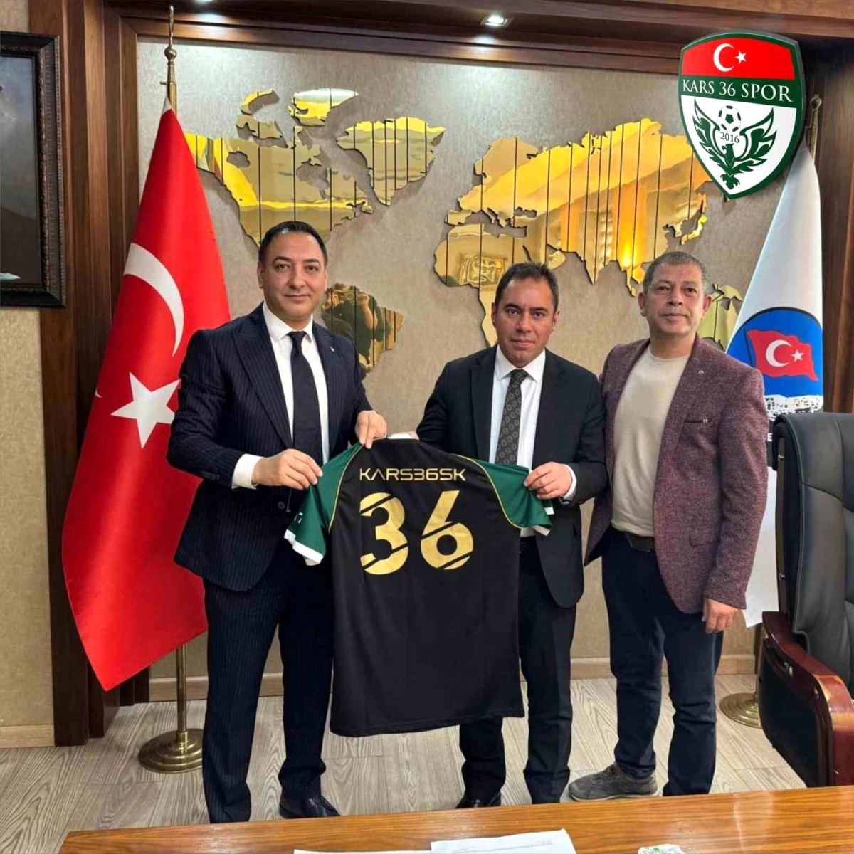 Kars 36 Spor Kulübü Başkanı Ali Uçum, Belediye Başkanı Prof. Dr. Ötüken Senger\'e forma hediye etti