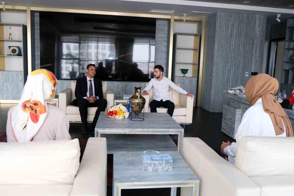 Manisa Büyükşehir Belediye Başkanı Şehit Enis Budak\'ın Ailesini Ağırladı