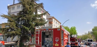 Ankara'nın Mamak ilçesinde 4 katlı binanın çatısı yandı