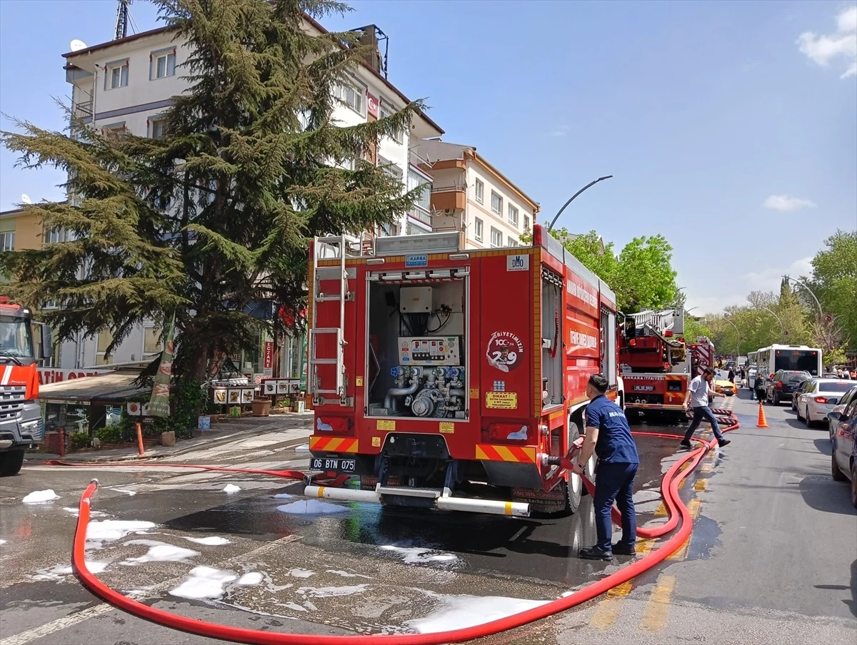 Ankara\'nın Mamak ilçesinde 4 katlı binanın çatısı yandı