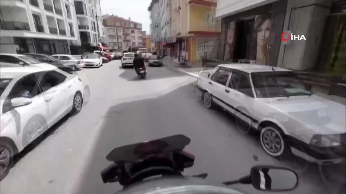 Beylikdüzü\'nde polisten kaçan motosikletliler kask kamerasında