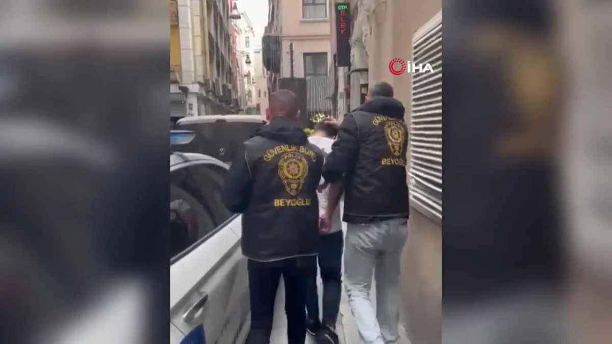 Beyoğlu\'nda askeri üniforma müşterilere servis yapan şahıs tutuklandı