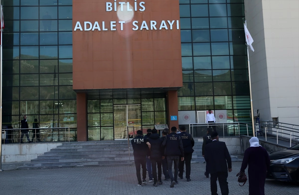 Bitlis Emniyet Müdürü ve polis memurlarının hedef alındığı sosyal medya paylaşımlarıyla ilgili 3 polis adliyeye sevk edildi