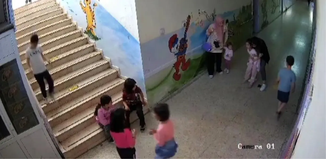 Isparta\'da boğazına şeker kaçan ilkokul öğrencisi Heimlich manevrası ile kurtarıldı