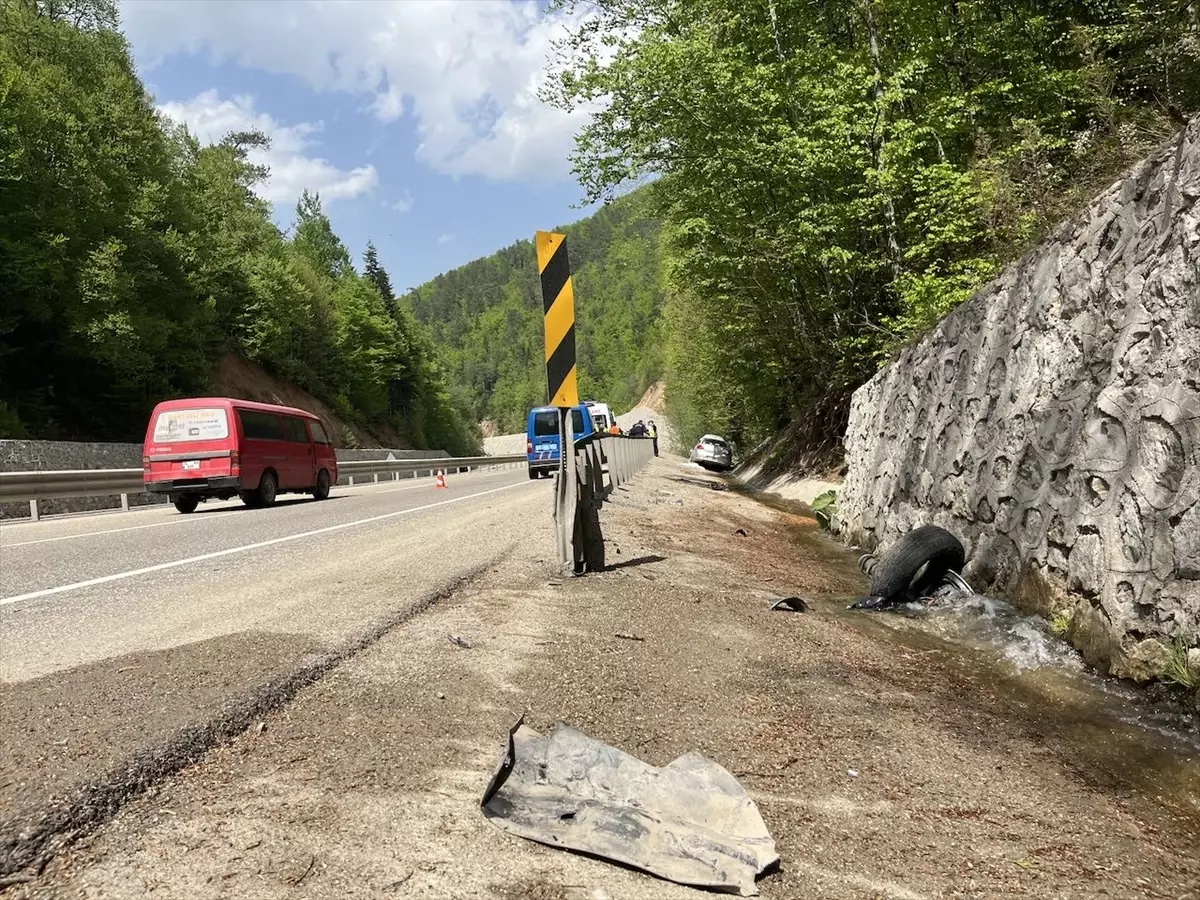 Bolu Mengen\'de su kanalına düşen otomobilde 3 kişi yaralandı