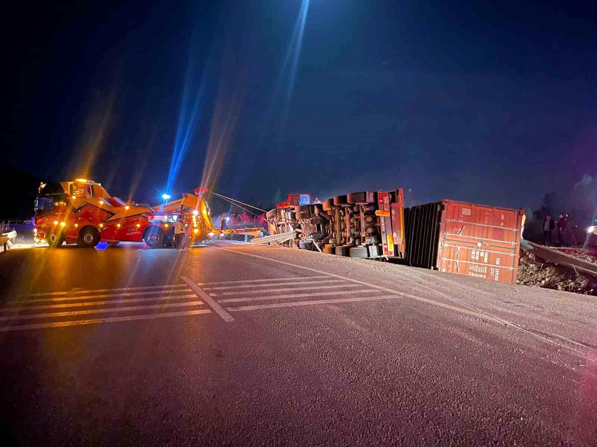 Bilecik\'te Tır Devrildi, Sürücü Hayatını Kaybetti