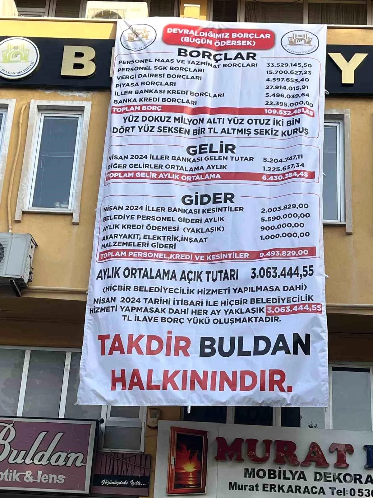 Buldan Belediye Başkanı Mehmet Ali Orpak, devraldığı borcu pankartla duyurdu